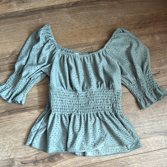 Scoop neck vs off the shoulder - Picture 1 of 2